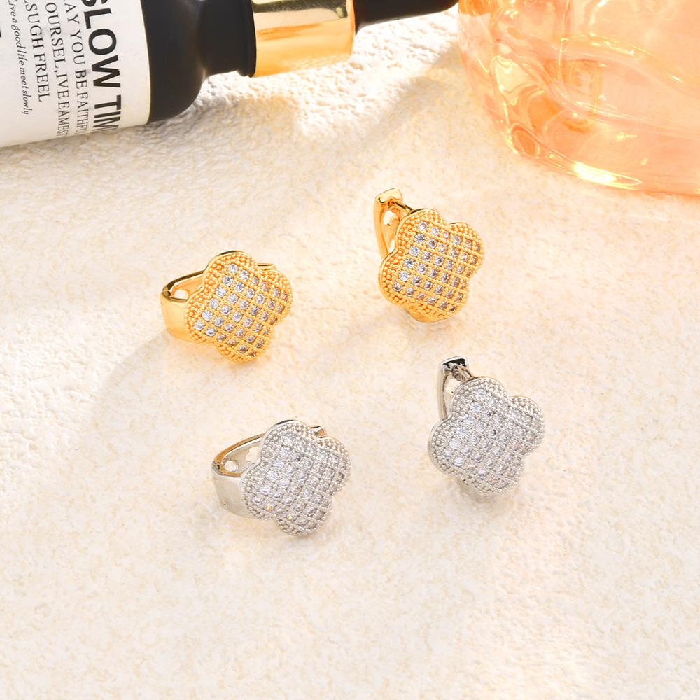Exquisite Kleeblatt-Steckohrringe Mikropavé Zirkonia Vergoldete Glücksohrstecker für Damen