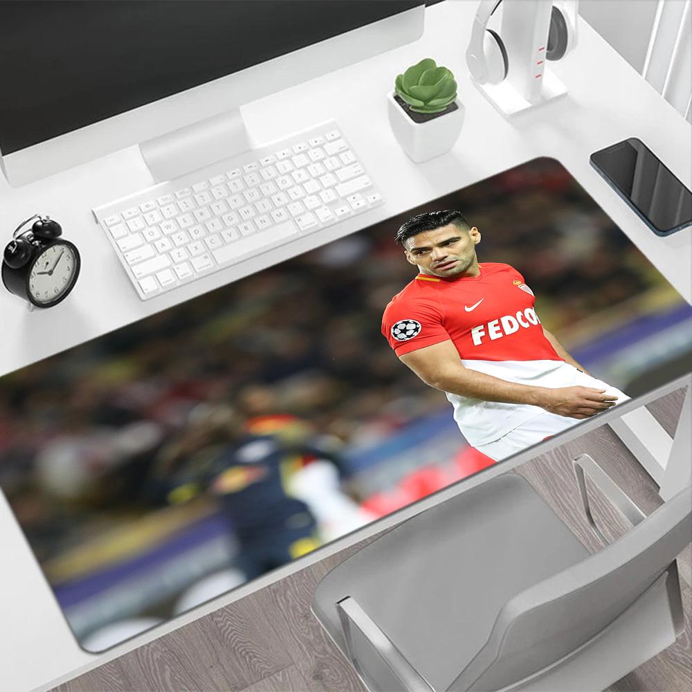 Sneijder's Dynamic Leap Large Mouse Pad Desk Mat Desktop Mouse Pad Non-Slip Rubber Bottom Perfect Gift for Gamers And Professionals