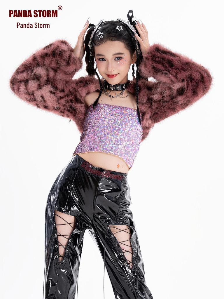 Set alla moda con giacca in pelliccia e pantaloni lunghi a stampa leopardo per performance di danza jazz per bambine