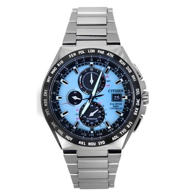 Reloj de Hombre Eco-Drive Radiocontrolado GMT Cronógrafo Super Titanio Esfera Azul Claro AT8238-84M 100M