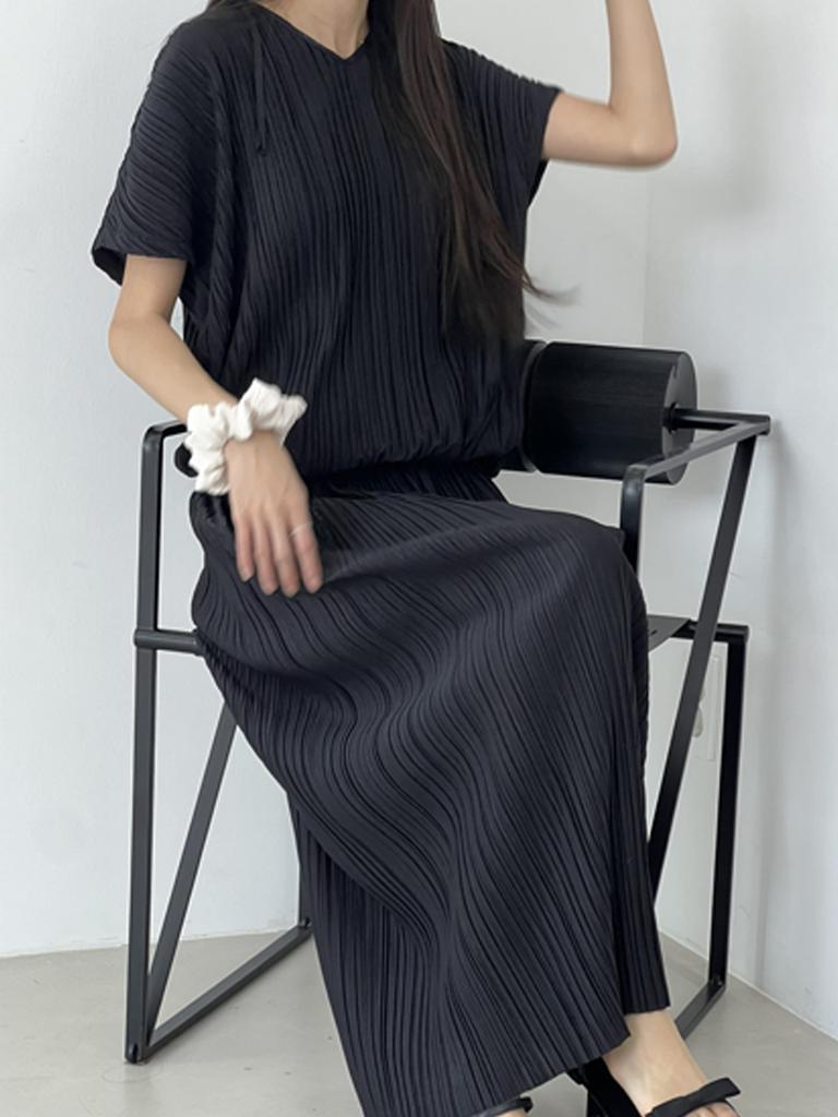 MER MER (2 Colors) Pleated V-Line Set (Blouse/Skirt) Black/Ivory