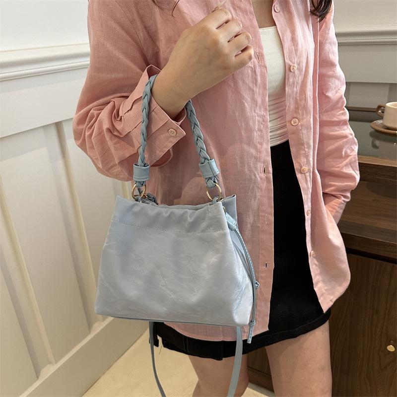 This year's popular bag women 2025 new casual versatile messenger bag summer out small bag portable bucket bag