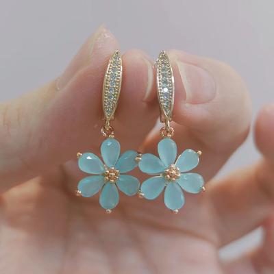 Orecchini pendenti in zircone di cristallo a forma di fiore per donna 2023 Nuovi accessori per gioielli da festa alla moda color oro