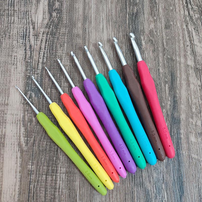 Colorful Metal Crochet Hook with Plastic Handle for DIY Knitting