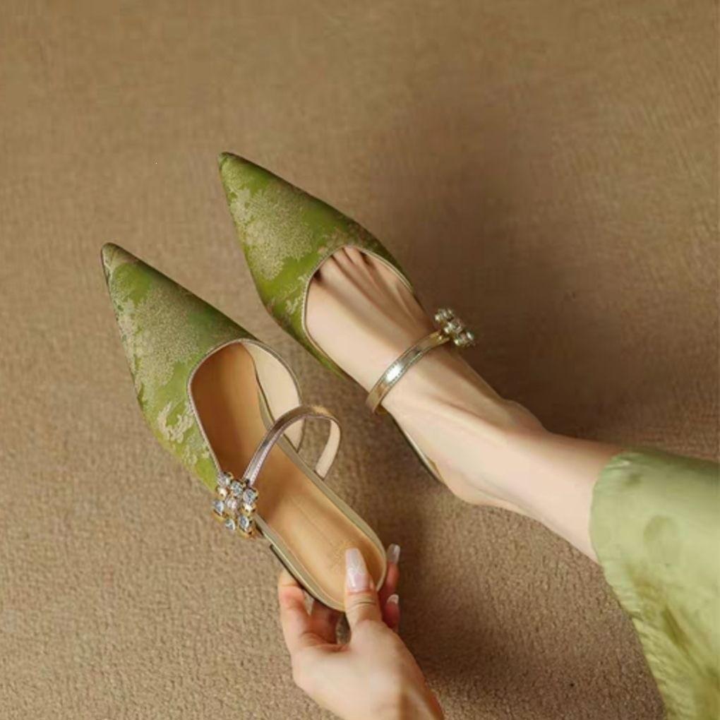 Chinese Style Textured Water Drill Flat Sandals With Jacquard Design For Adult Casual Wear