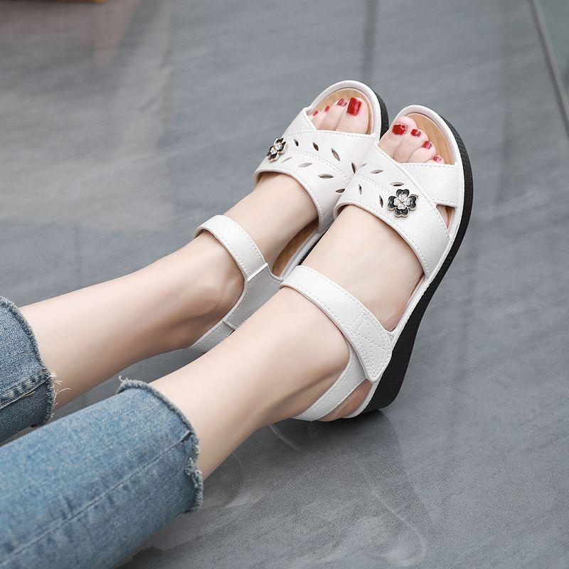 Sandales pour femmes portant des semelles souples d'été, talons inclinés antidérapants, chaussures de travail de plage à fond plat, sandales en plastique pour femmes