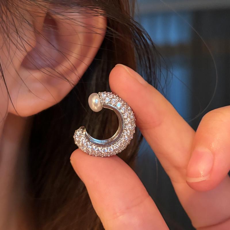 Zircon Ear Cuff: Luxurious, No-Pierce C-Shaped Earrings, 2026 Style, Women s Shimmering Jewelry.