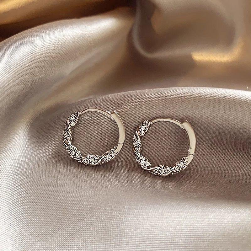 2025 New Arrival Best Selling Accessible Luxury Fancy Pearl Circle Ear Clip Earrings Female Elegant Ear Studs Niche Style Unique Earrings