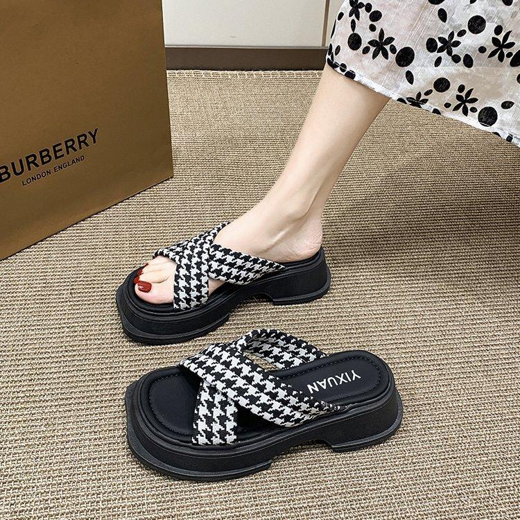 2025 New Cross-woven Thick-soled Roman Sandals Women's Retro Square Head Fashion Wear One-word Beach Shoes Women