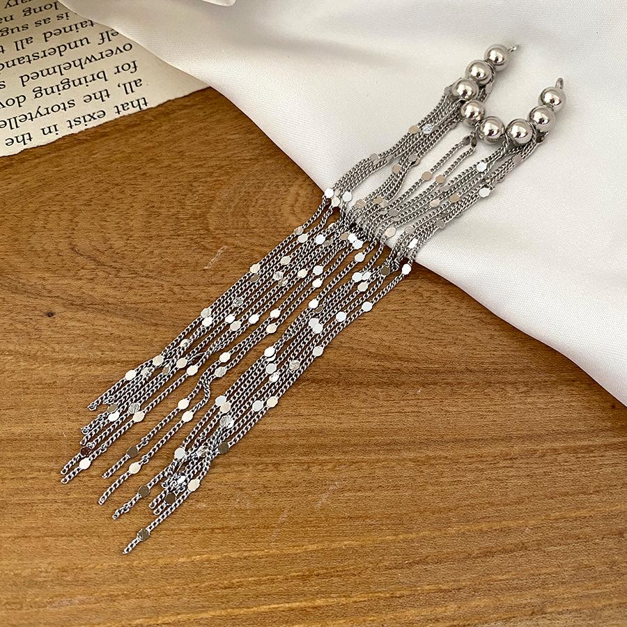 

European and American new simple and fashionable long fringed earclips, cold wind earrings, light luxury high-end earrings, women
