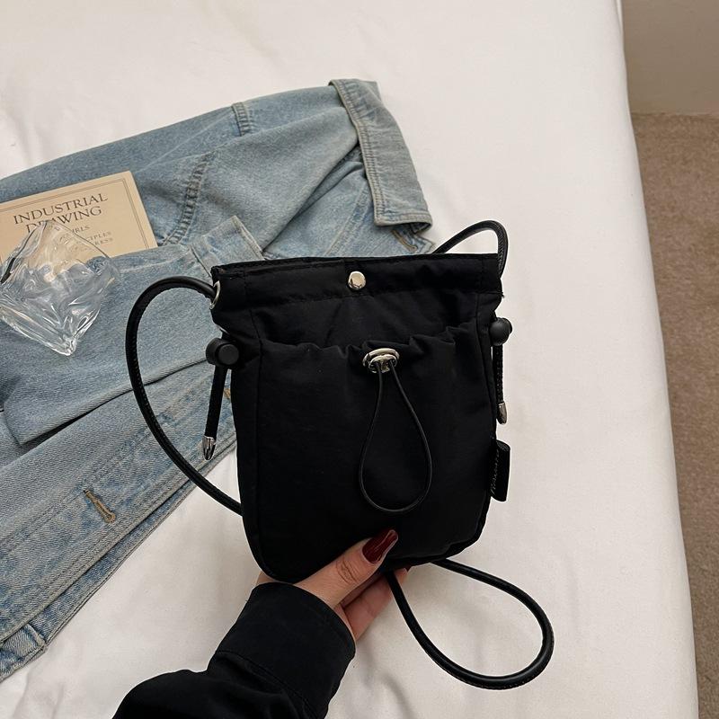 Stylish and simple small cloth bag women's 2025 new trendy ins walking mobile phone bag Japanese lightweight shoulder messenger bag