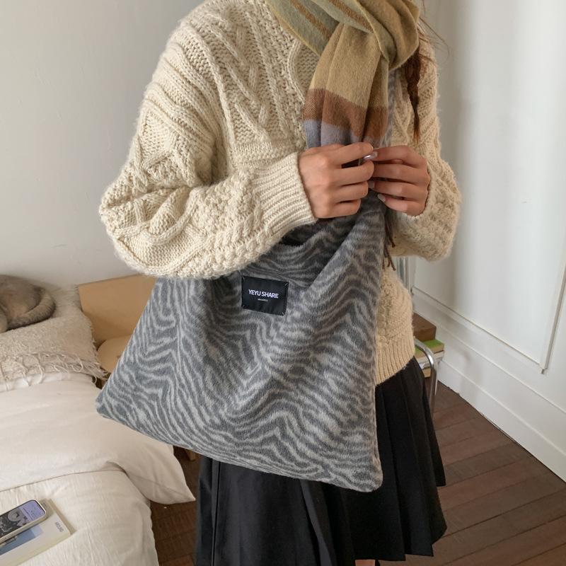 Leopard Print Women's Large Capacity 2025 New Autumn and Winter Casual Suede Shoulder Bag, College Students Commuting Tote Bag