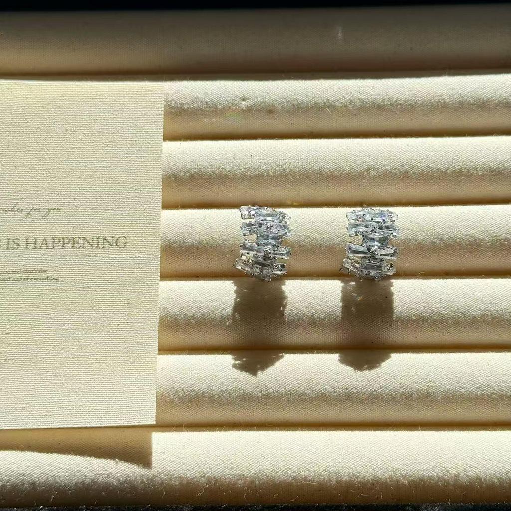 Elegant Irregular Copper Zircon C-Shaped Stud Earrings: Fashionable & Luxurious Women's Accessories