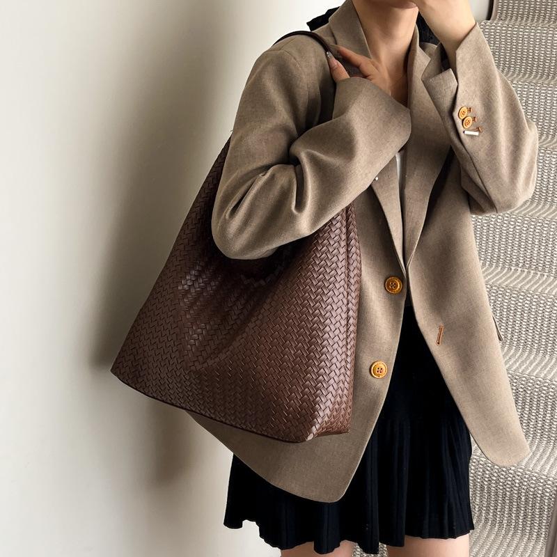 Retro portable bucket bag women's autumn and winter new large-capacity woven shoulder bag commuter tote bag