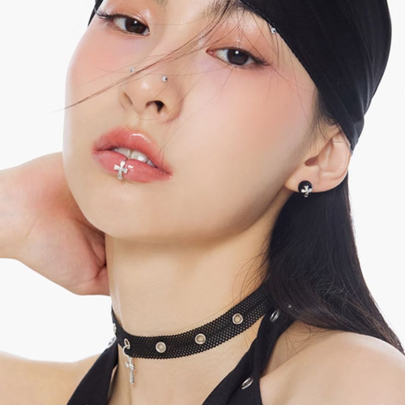 NIMBUS SHINE CROSS ONYX ÖRHÄNGEN (8MM)