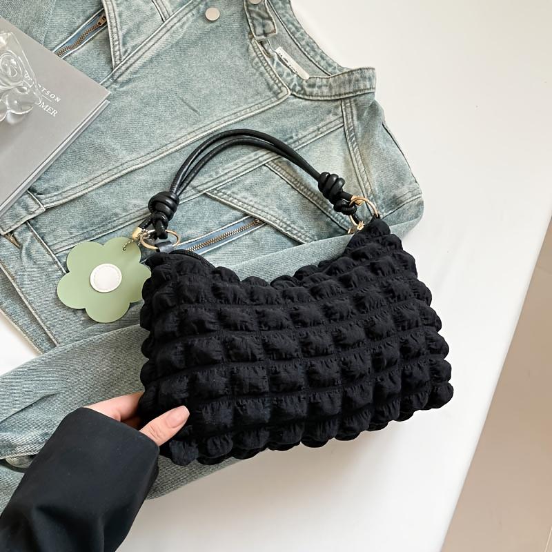 This versatile shoulder bag features a sweet floral charm and a cute pleated design, perfect for everyday casual wear. чёрный