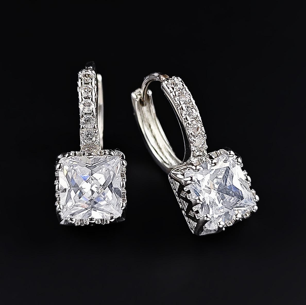 

Sweet Zircon Stone Hoop Earrings – Korean Style білий