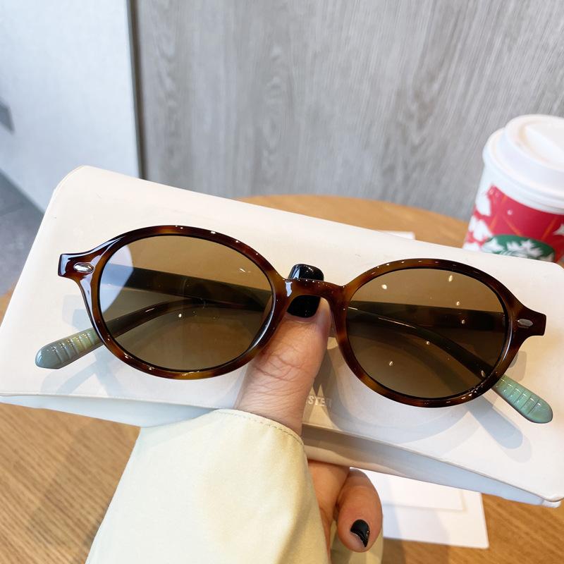 Trendy Small Oval Sunglasses Women Men Rivets Shades Retro Round Steampunk Luxury Sun Glasses uv400 Protection Outdoor Eyewear