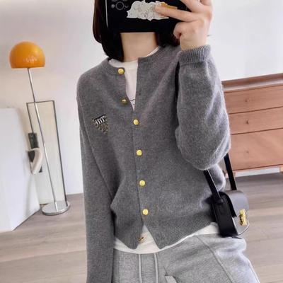 Damen Strickjacke mit gesticktem Abzeichen aus 100 % Wolle - Neu für Frühjahr 2025, Weicher Rundhalsausschnitt, Dünner Strickpullover.