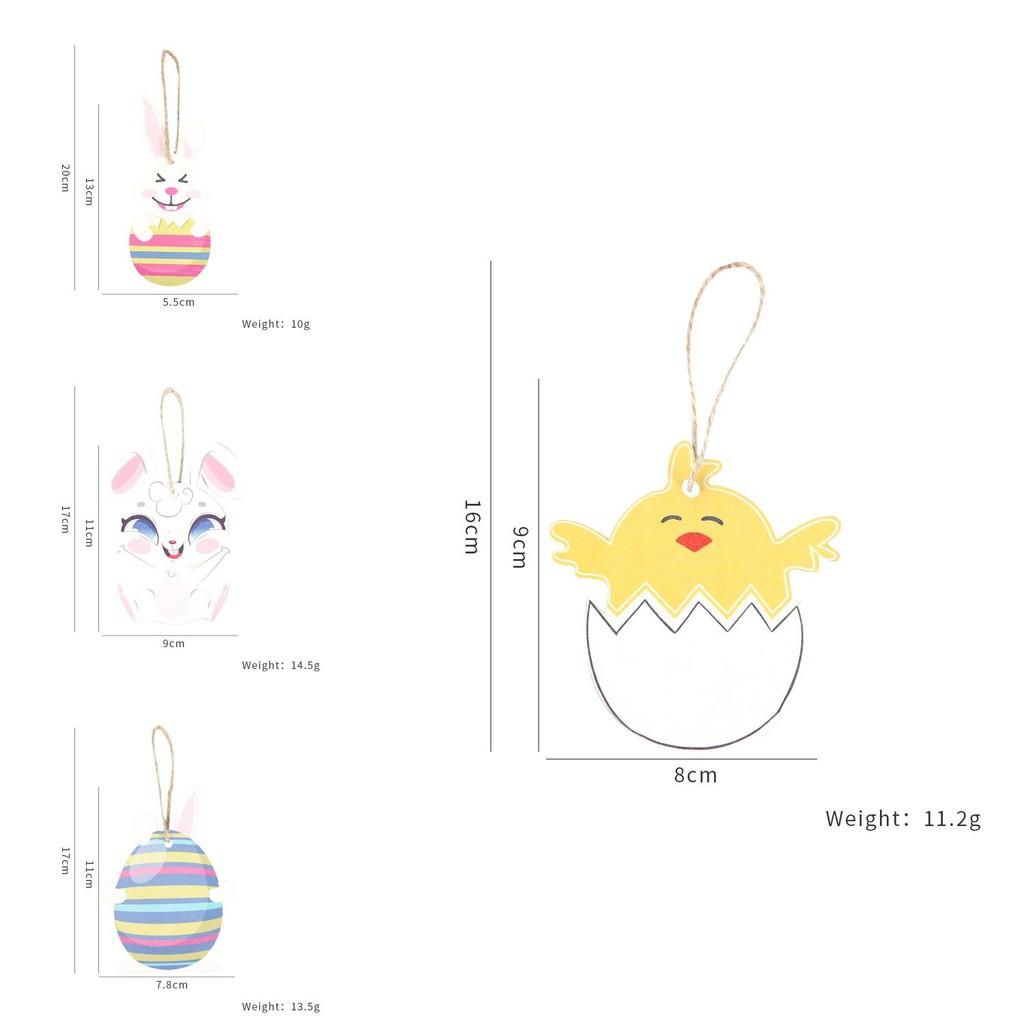Entzückende Osterdeko mit bunten Holzanhängern in Hasen-, Küken- und Eiform