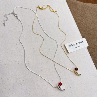 Collier Agate Rouge Koi: Chaîne de clavicule élégante, polyvalente et chic avec une touche chinoise moderne.