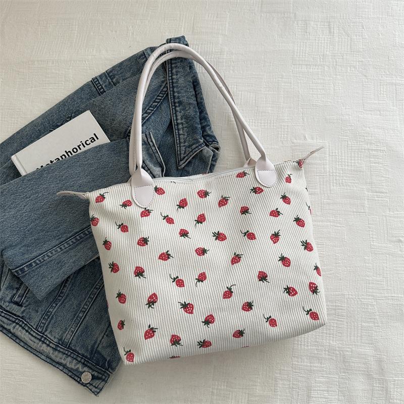 

Сумка большой вместимости для мягкой сестры женская 2025 ранняя весна новая универсальная сумка через плечо под мышкой с принтом клубники сумка-тоут белый