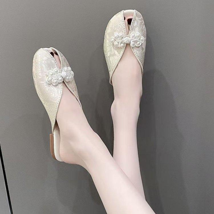 

New Chinese-style baotou half slippers women s summer wear 2025 new flat-soled Muller shoes national style pearl sandals Hanfu 40
