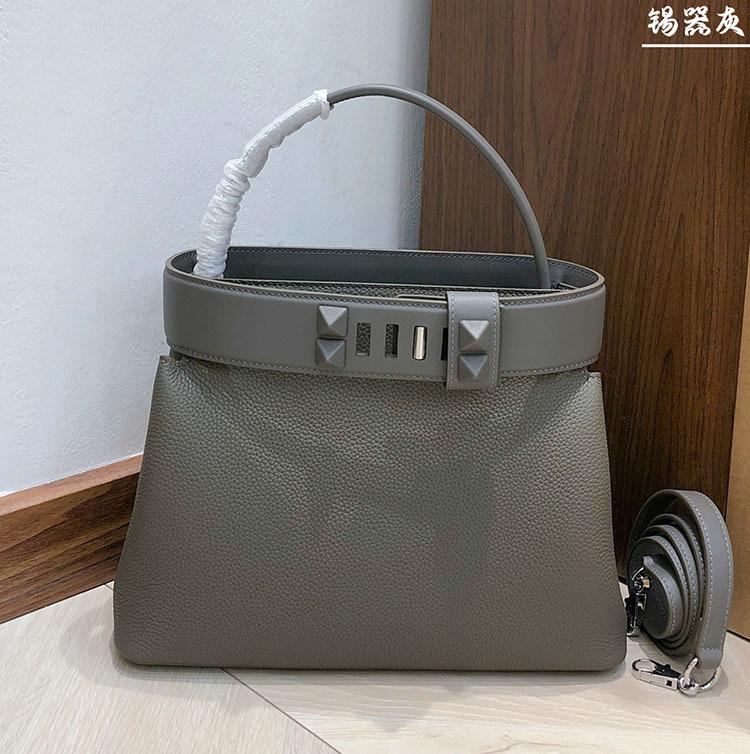 The new togo leather and swift leather hand-held shoulder bag is a high-end commuting bag for women with genuine leather