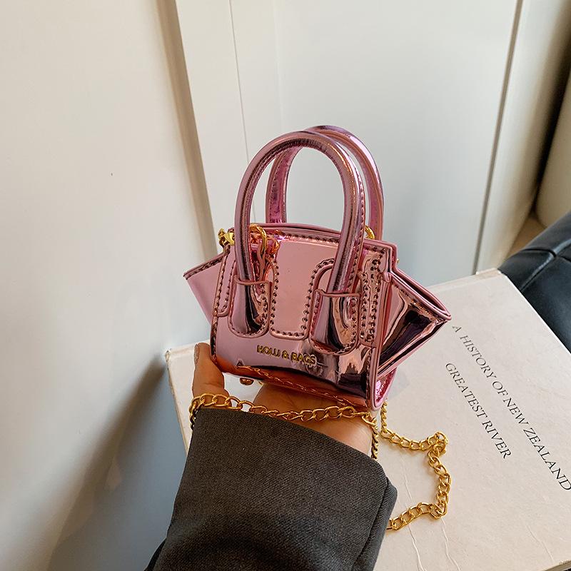 

Summer foreign gas mini small bag women s 2025 new foreign gas laser glossy handbag children s crossbody wing bag розовый