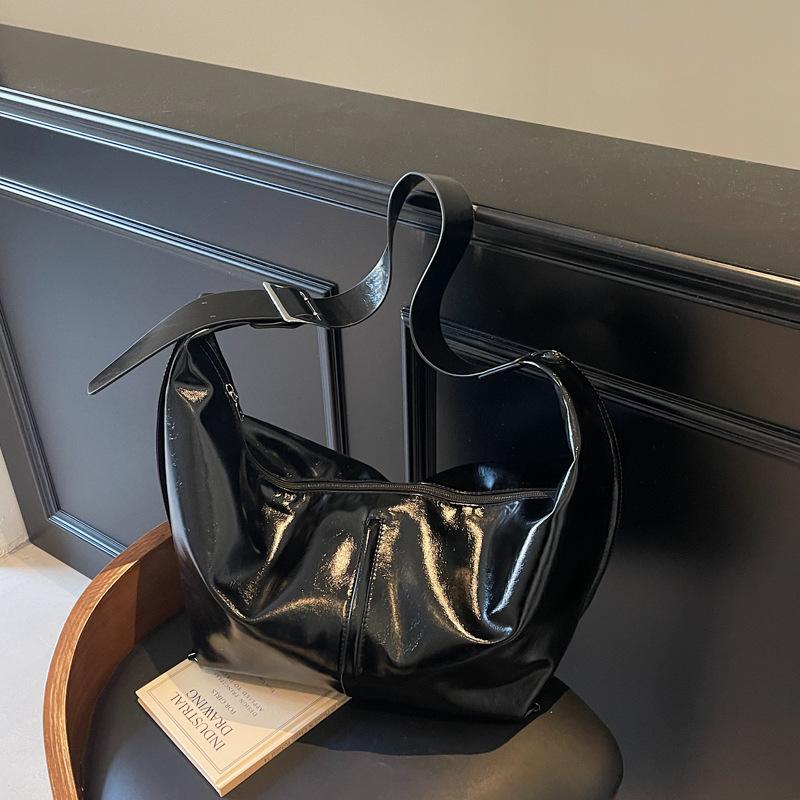 Retro fashion large capacity women's new texture versatile shoulder messenger bag commuter dumpling bag