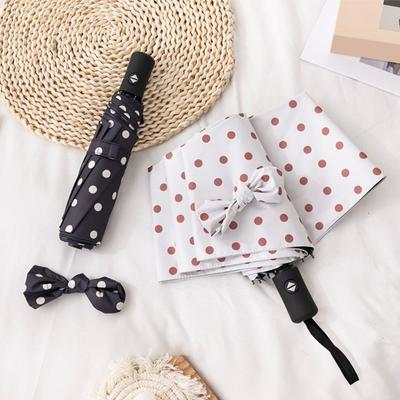 Einfacher und eleganter Wellenpunkt Schwarz-Weiß Dreifach Faltbarer Schirm Mini Sonnenschirm Vollautomatischer Schirm UV Sonnenschirm