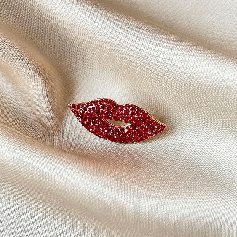 Sexy Red Lips Brooch, Fashionable and Shiny, Classic Clothing Accessories, Drooping Heart-shaped Brooch