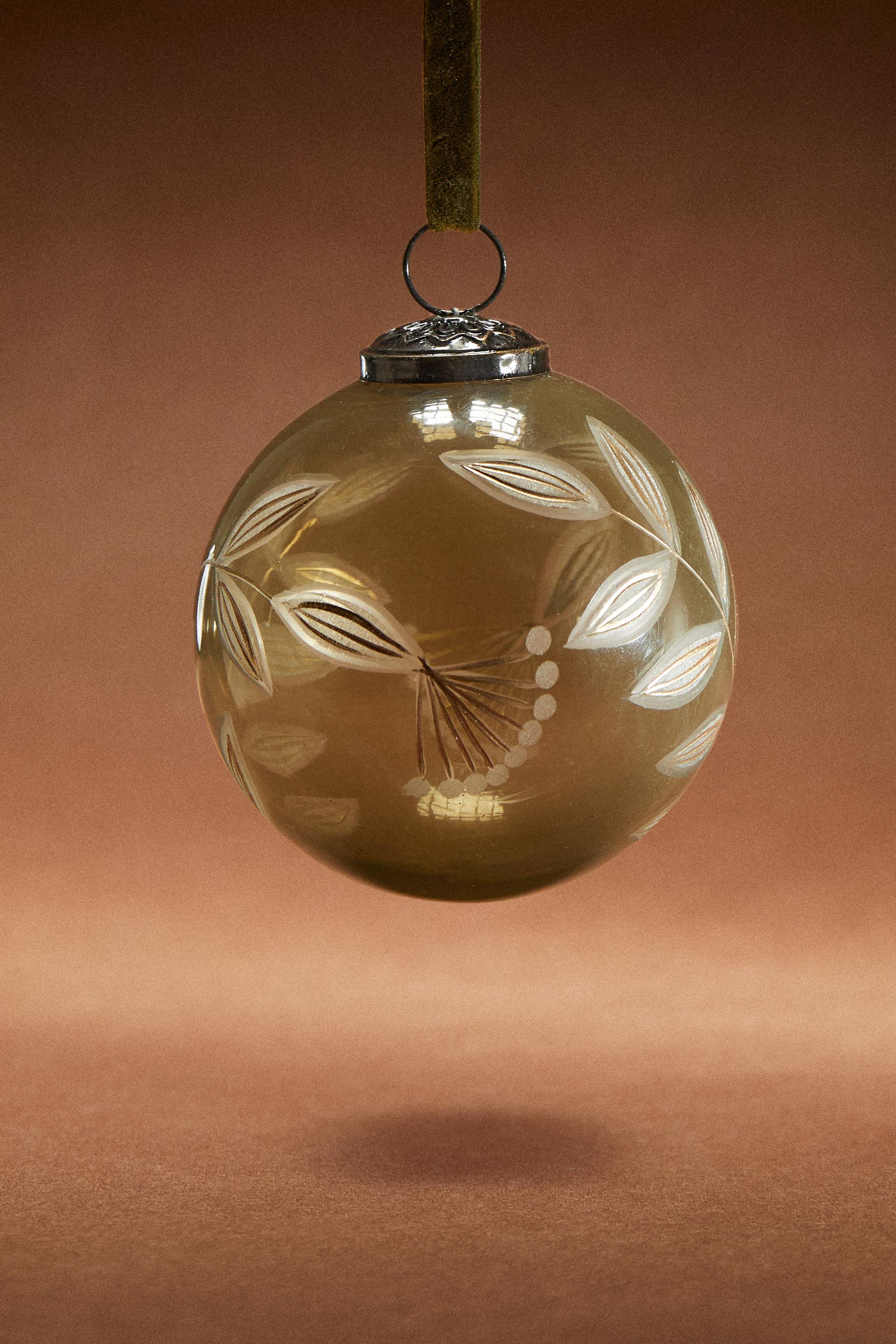 

CHRISTMAS GLASS BAUBLE WITH LEAVES DECORATION