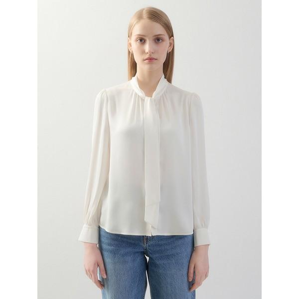  Ona ma na sobie bluzkę z guzikami i wiązaniem pod szyją Swwblo11020