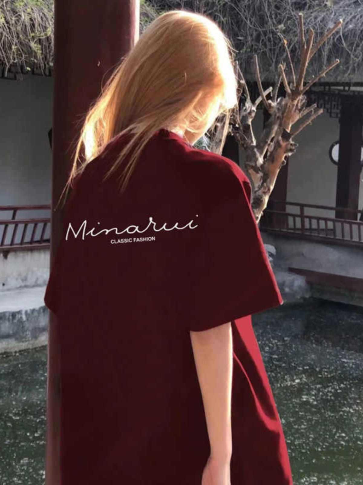 

Женская футболка больших размеров цвета красного вина с ретро-графикой в виде букв - короткий рукав, свободный летний топ XXL (130-145 jin) вино красного