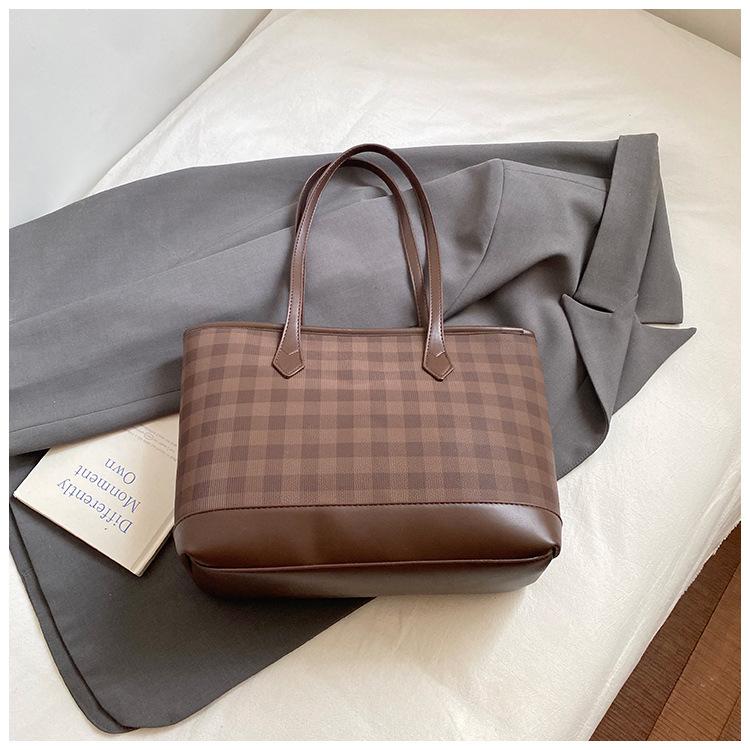 

Large capacity bag women s summer 2025 new casual shoulder shopping bag fashionable texture commuter tote bag