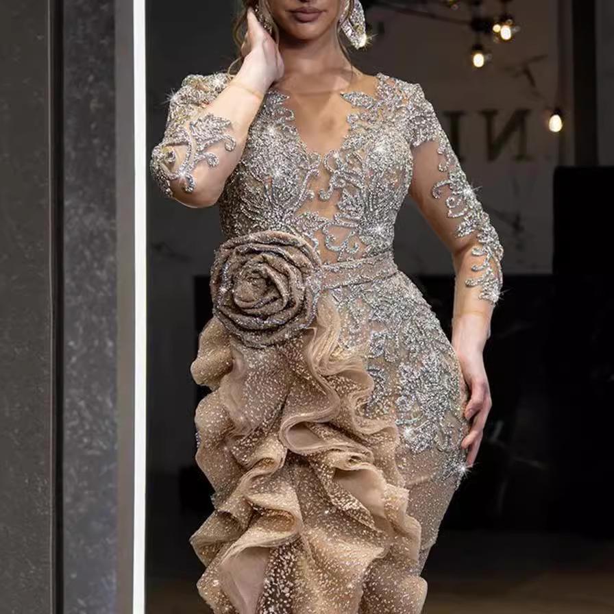 Vestido de noche de manga larga salpicado de dorado con falda de cola