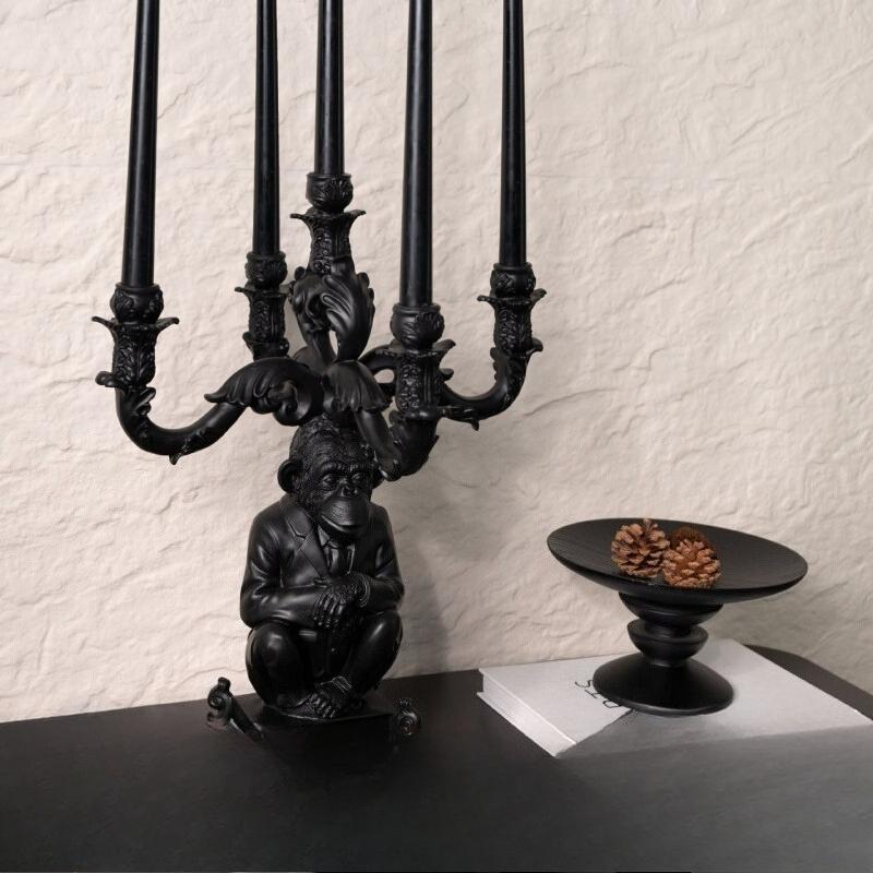 Mittelalterlicher Stil, fünfköpfiger Gorilla, Kerzenständer, Tierornamente, Kunstdekorationen und Schmuck