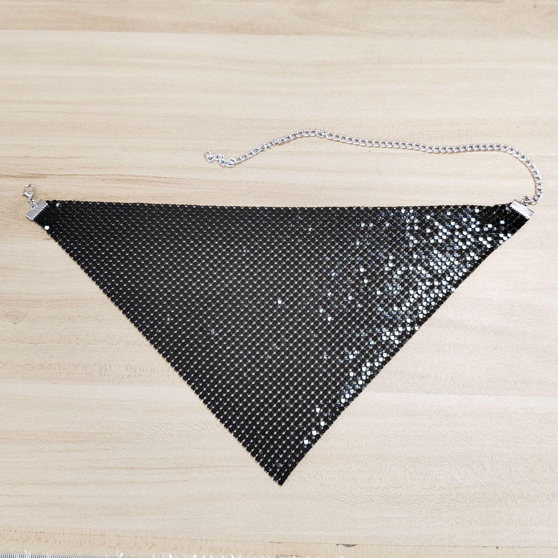 

Европейский и американский шелковый треугольный шарф-ожерелье с пайетками: Женский преувеличенный металлический чокер на ключицу чёрный