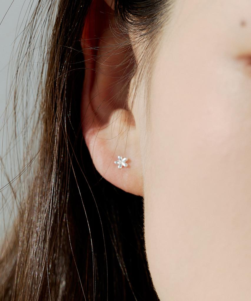Silvertag Sie-26Ss3 925 Silver Shine Flower Earrings