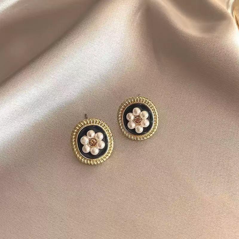 Elegant Pearl and Wine Red Hong Kong Style Dangle Earrings for Women – Retro, Fashionable, and Paired with Trendy Studs.
