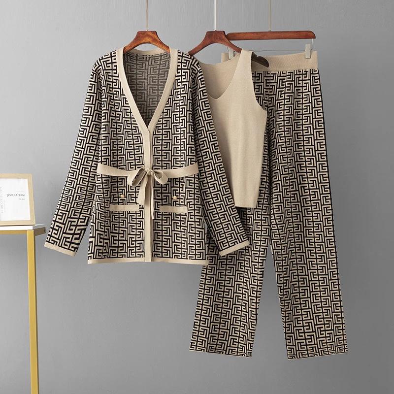 

Женский европейский и американский жаккардовый модный комплект: Пальто-шаль, трикотаж с V-образным вырезом, брюки широкого кроя One Size хаки