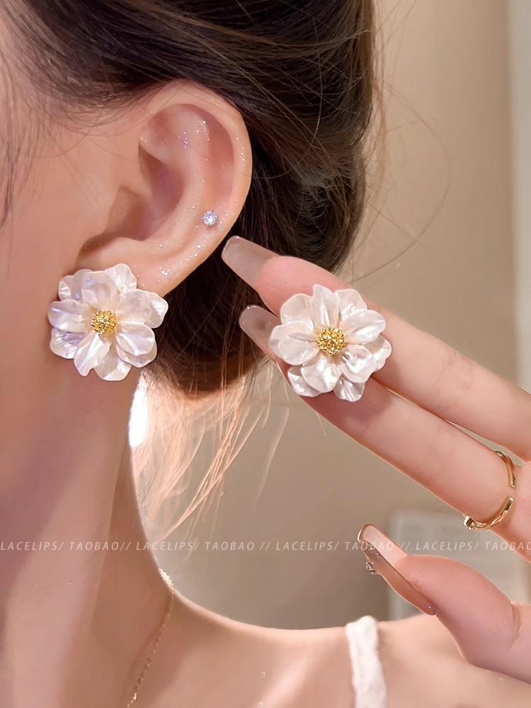 Brincos Elegantes de Borla de Zircônia com Pérolas e Tarraxas Florais - Joias de Orelha Versáteis e Estilosas para Mulheres