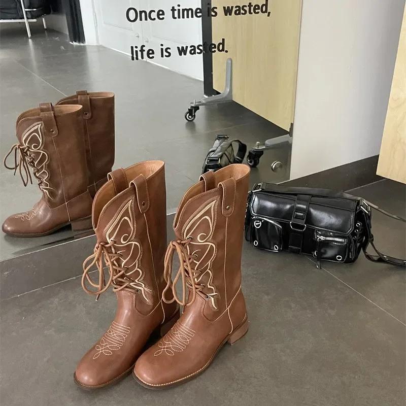 

Модные Ретро Вышитые Кожаные Полусапоги в Западном Ковбойском Стиле Женские 2025 Новые Толстый Каблук Британский Стиль Рыцарские Сапоги Материал Микрофибра 35 светло-коричневого