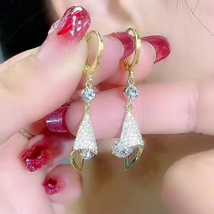 New Fashion Trend Zircon Crystal Black Leaf Pendant Earrings for Women Unique Design Temperament Cool Girls Party Jewelry