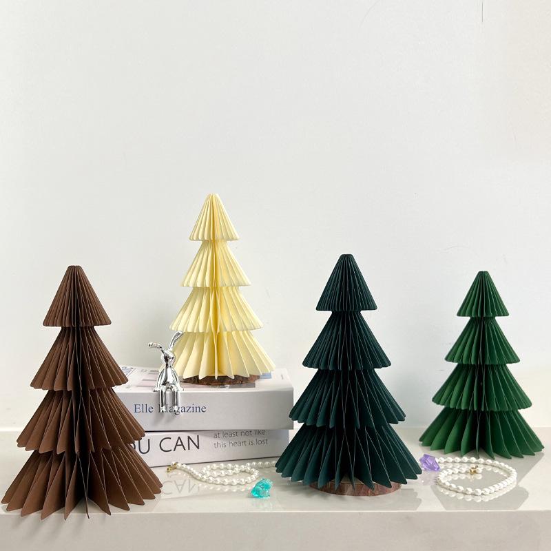 Origami Weihnachtsbaumschmuck: Kreativer Waben-Faltanhänger für Fenster und Geschenkszenen