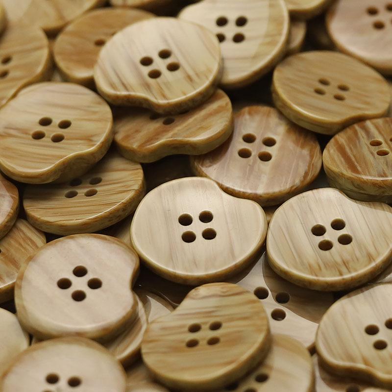 Женское двустороннее шерстяное пальто Mosen с асимметричным принтом под дерево и пуговицей-инопланетянином 21mm Four-Eye Irregular Wood Grain Beige