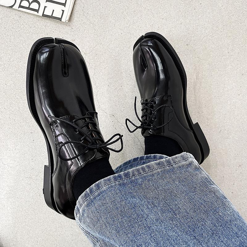New Arrival Split Toe Shoes Tabi Shoes Loafer for Men Split Toe Thick Sole Casual Patent Leather Shoes