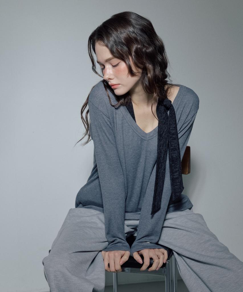 Apeijeu Soft Deep V-Neck Long-Sleeve Tee (Charcoal Gray)