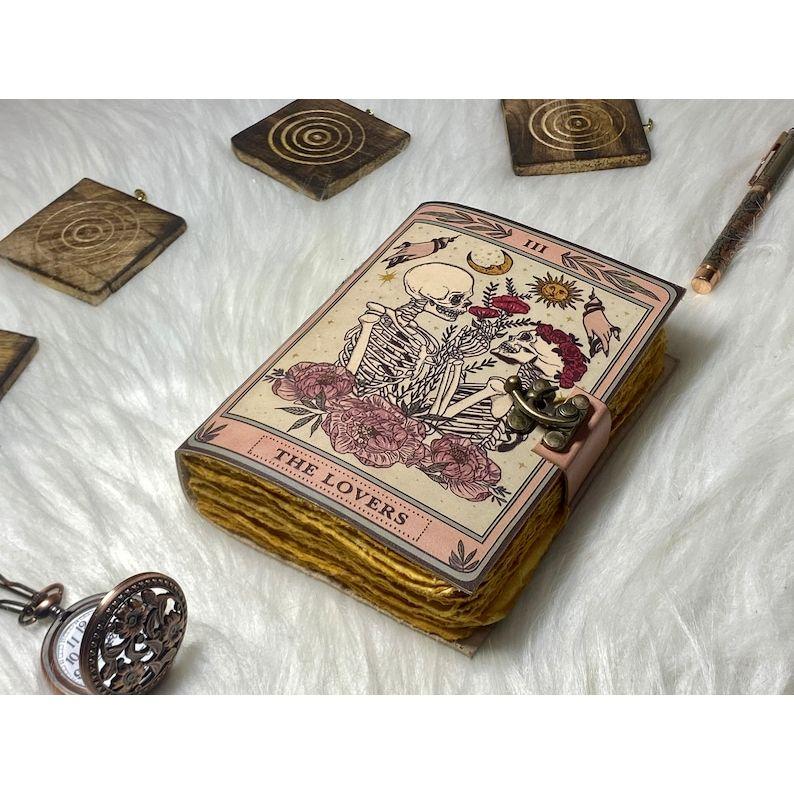 Journal en cuir vintage Le Livre des Ombres des Amoureux Journal en cuir fait main Journal Grimoire avec papier à bord frangé Cadeaux pour hommes et femmes